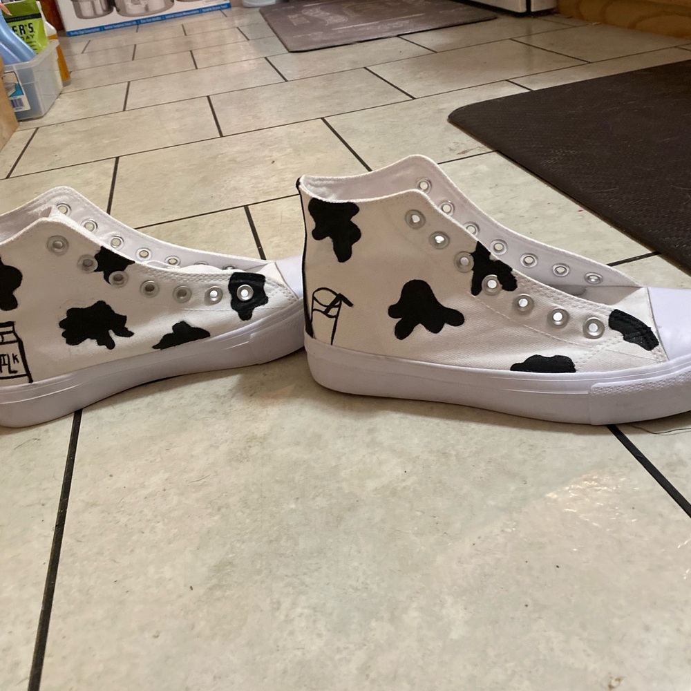 i hand paint them with any design you want even the shoe laces. dm for more info